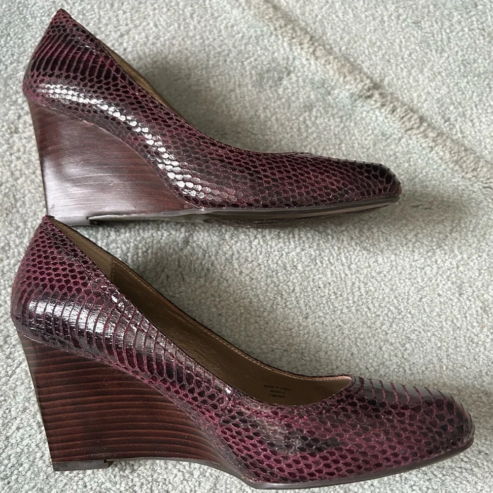 Adrienne Vittadini Wedge Shoes, Size 8 1/2M Snakeskin Like Texture